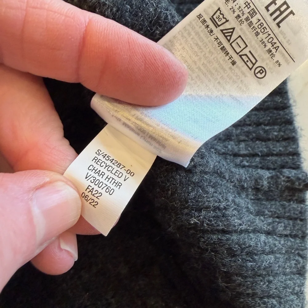 GAP Men's Recycled V-Neck Charcoal Heather Wool-Blend Sweater Fall 2022 / LG